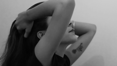 Jak nosit gotické sukně s vysokým pasem – tipy na stylizaci