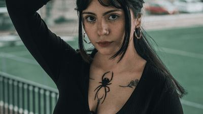 Historie korzetových šatů – od středověkých inspirací po moderní gotiku