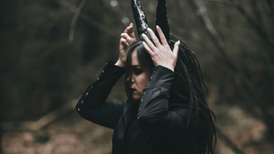 Vesta jako jevištní kostým – gotická elegance na divadelních prknech