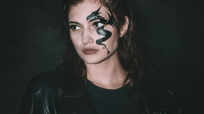 Gotické kalhoty se širokými nohavicemi – návrat do 90. let