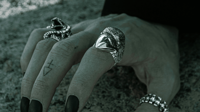 Goth na jevišti: pánská gotická móda v divadle a dramatu